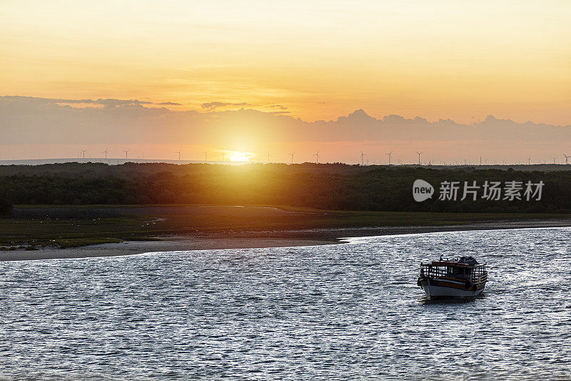 在巴西北部里约热内卢Grande do Norte的Galinhos，夕阳下，小船在宁静的海上航行